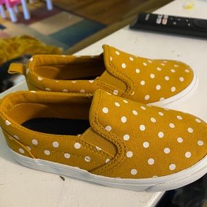Toddler size 7 yellow shoes